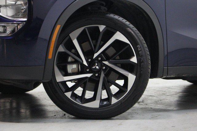 Used 2024 Mitsubishi Outlander SE image 3