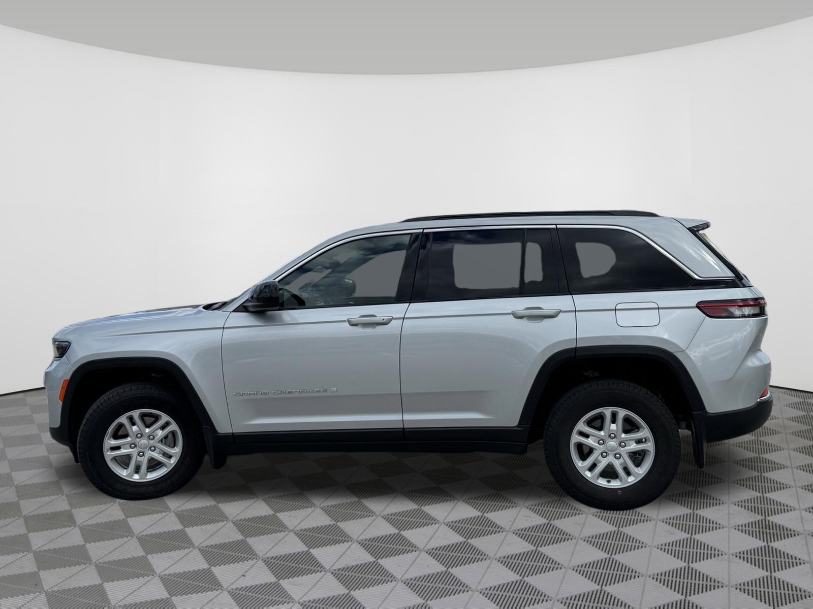 Used 2024 Jeep Grand Cherokee Laredo w/ MOPAR Finishing Package image 15