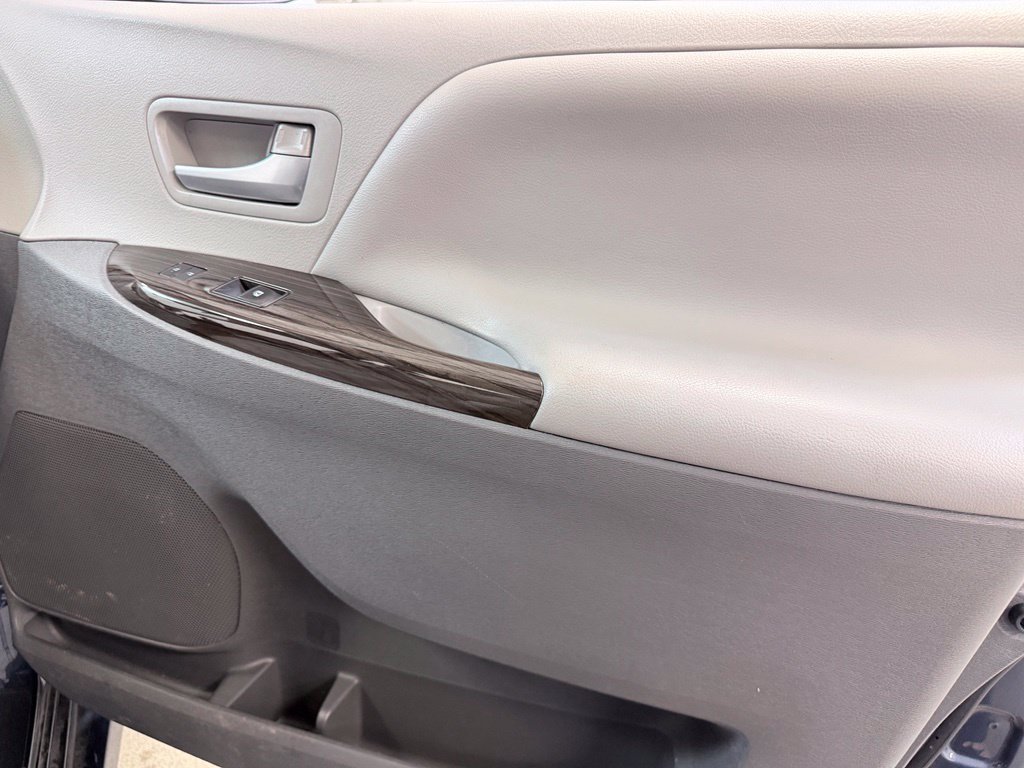 Used 2018 Toyota Sienna XLE w/ XLE Navigation Package FWD image 35