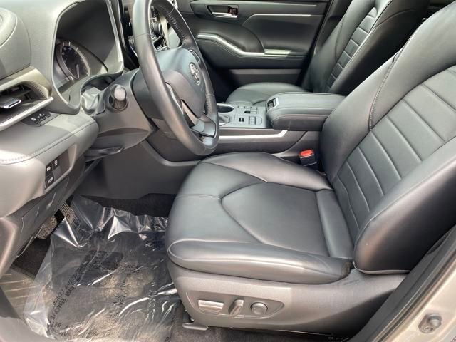 Used 2024 Toyota Highlander XLE image 10