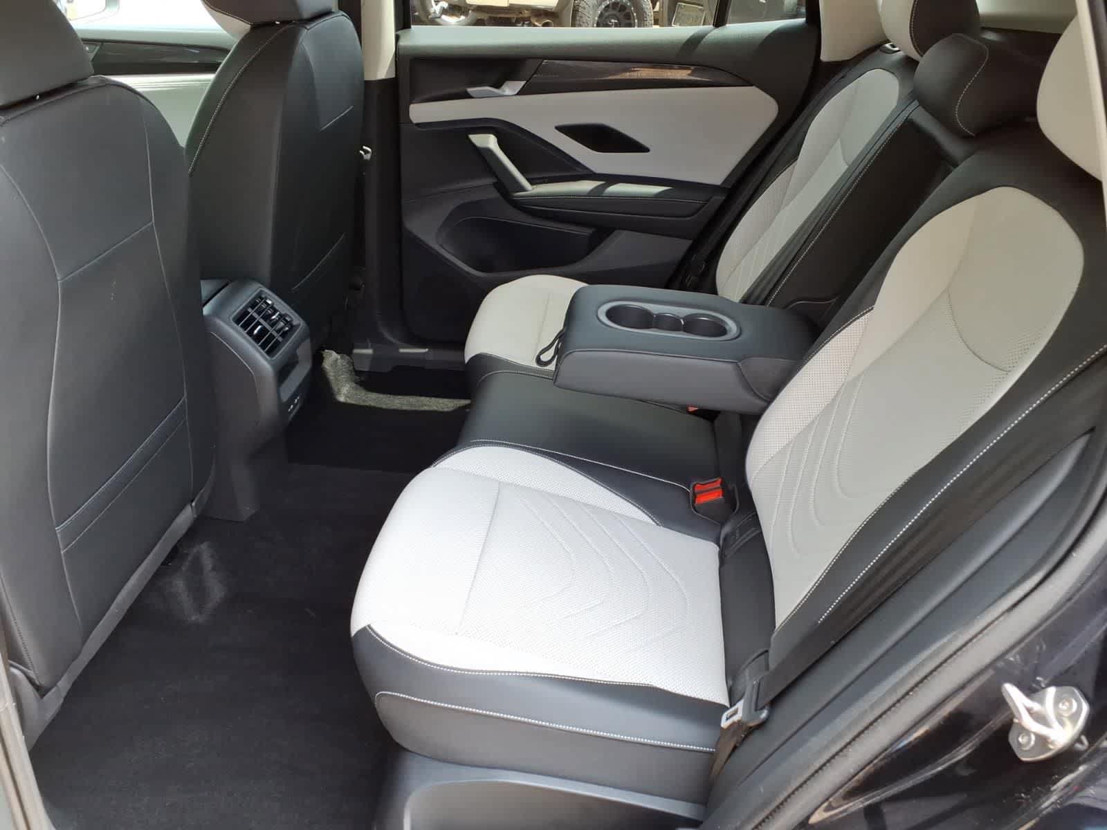 Used 2025 Volkswagen Tiguan SE AWD/4WD image 9