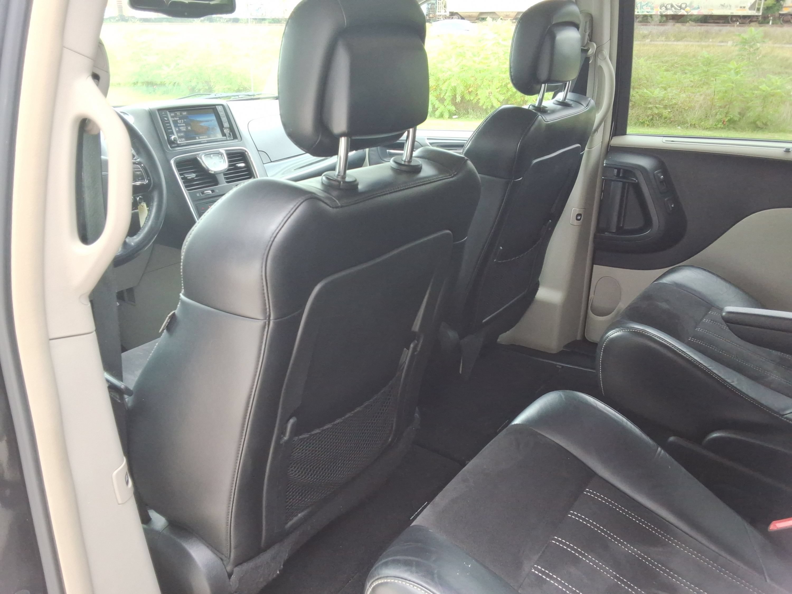 Used 2014 Chrysler Town & Country Touring-L FWD image 31