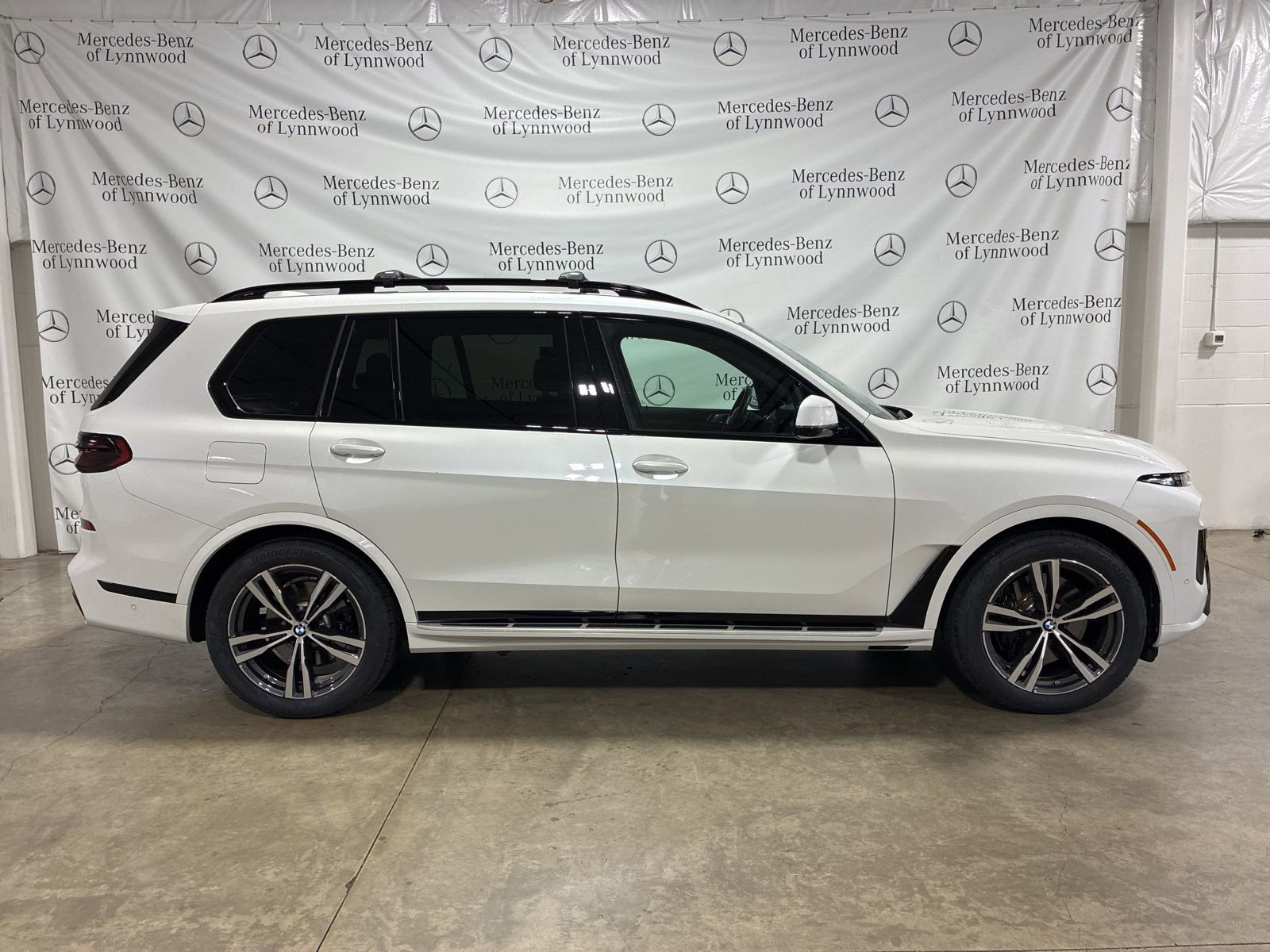 Used 2023 BMW X7 xDrive40i w/ M Sport Package image 3