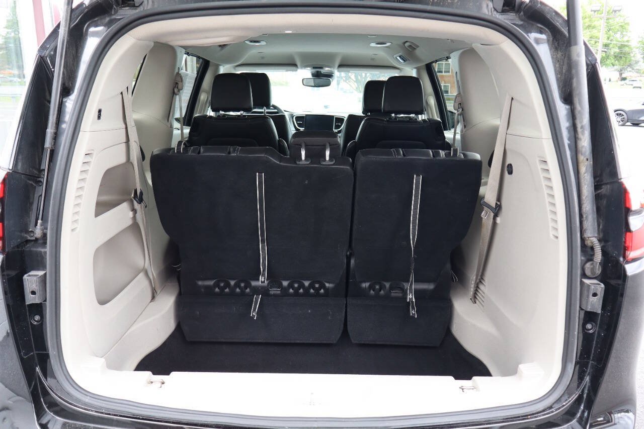 Used 2024 Chrysler Pacifica Touring-L FWD image 4