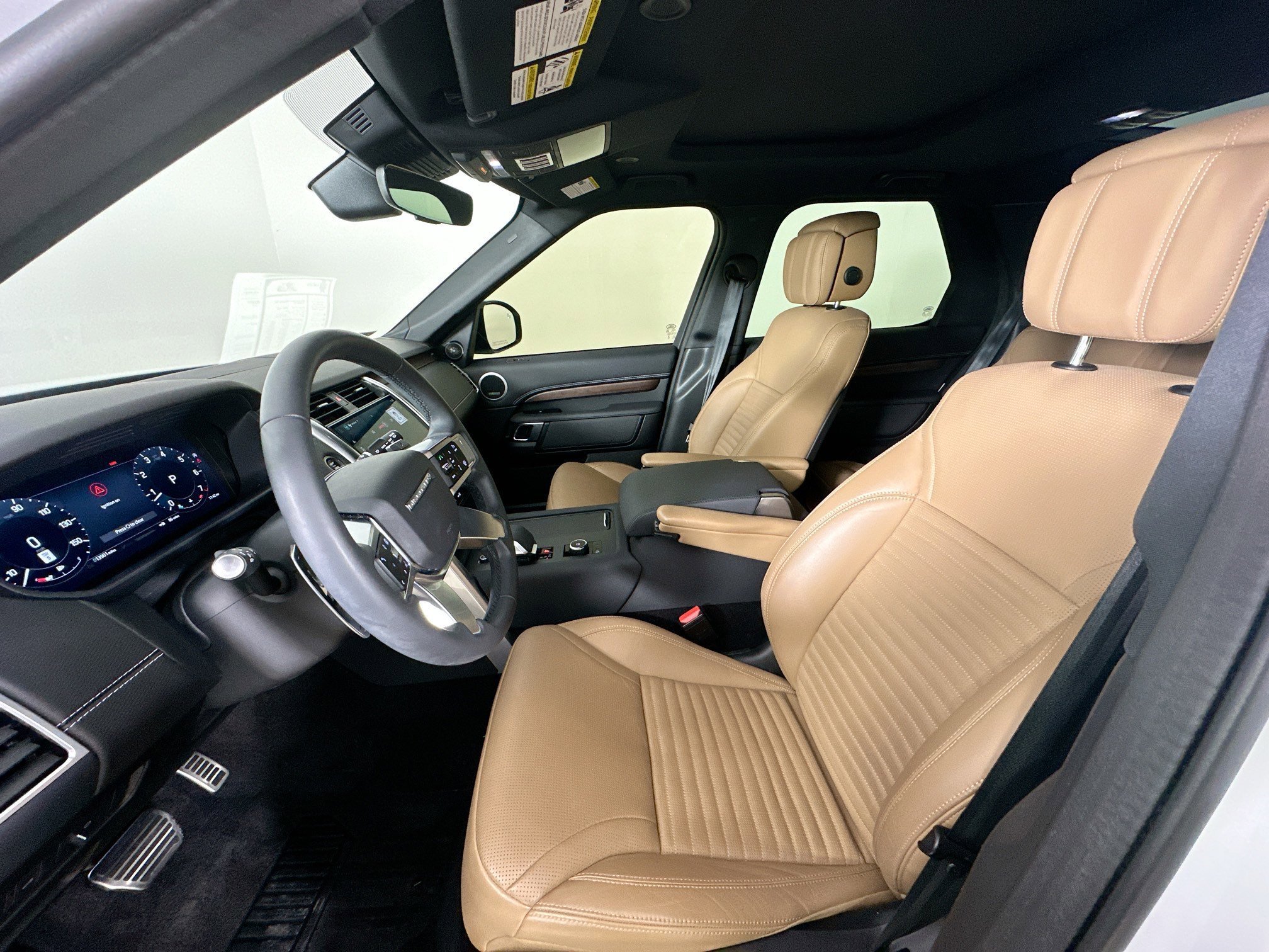 Used 2024 Land Rover Discovery Dynamic SE AWD/4WD image 32