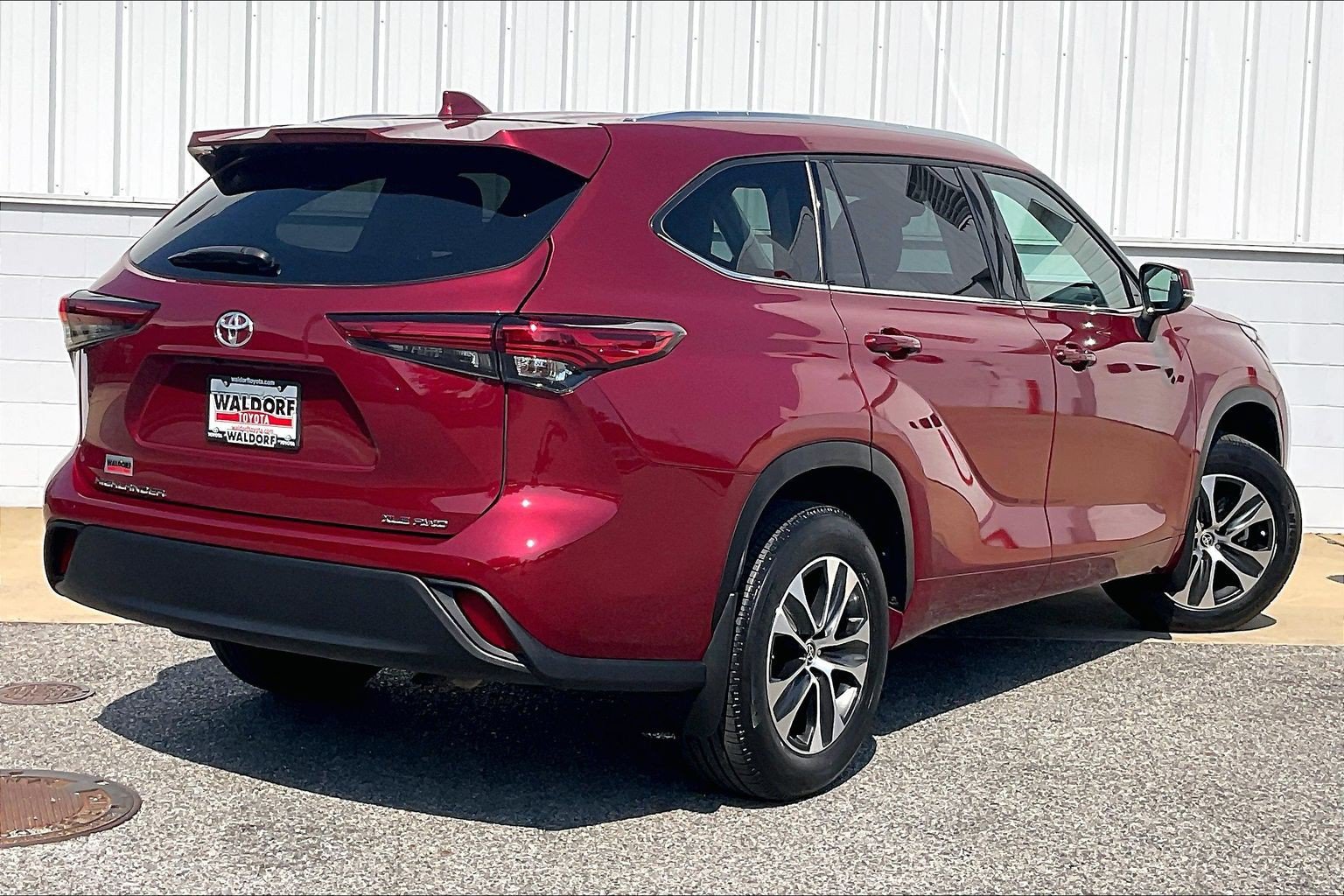 Used 2021 Toyota Highlander XLE AWD/4WD image 17