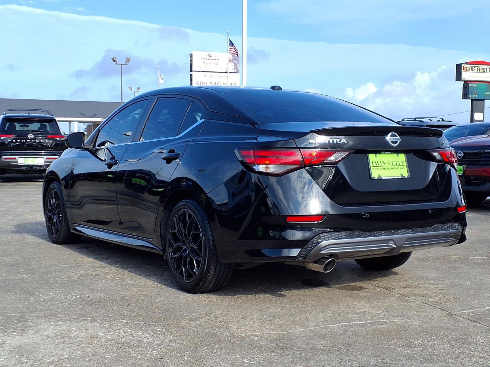 Used 2023 Nissan Sentra SR w/ SR Premium Package FWD image 2