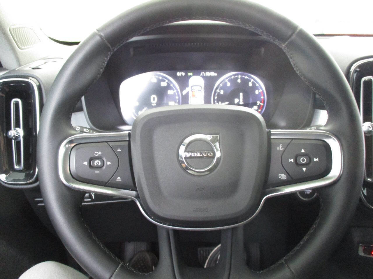 Used 2022 Volvo XC40 T5 Momentum image 91