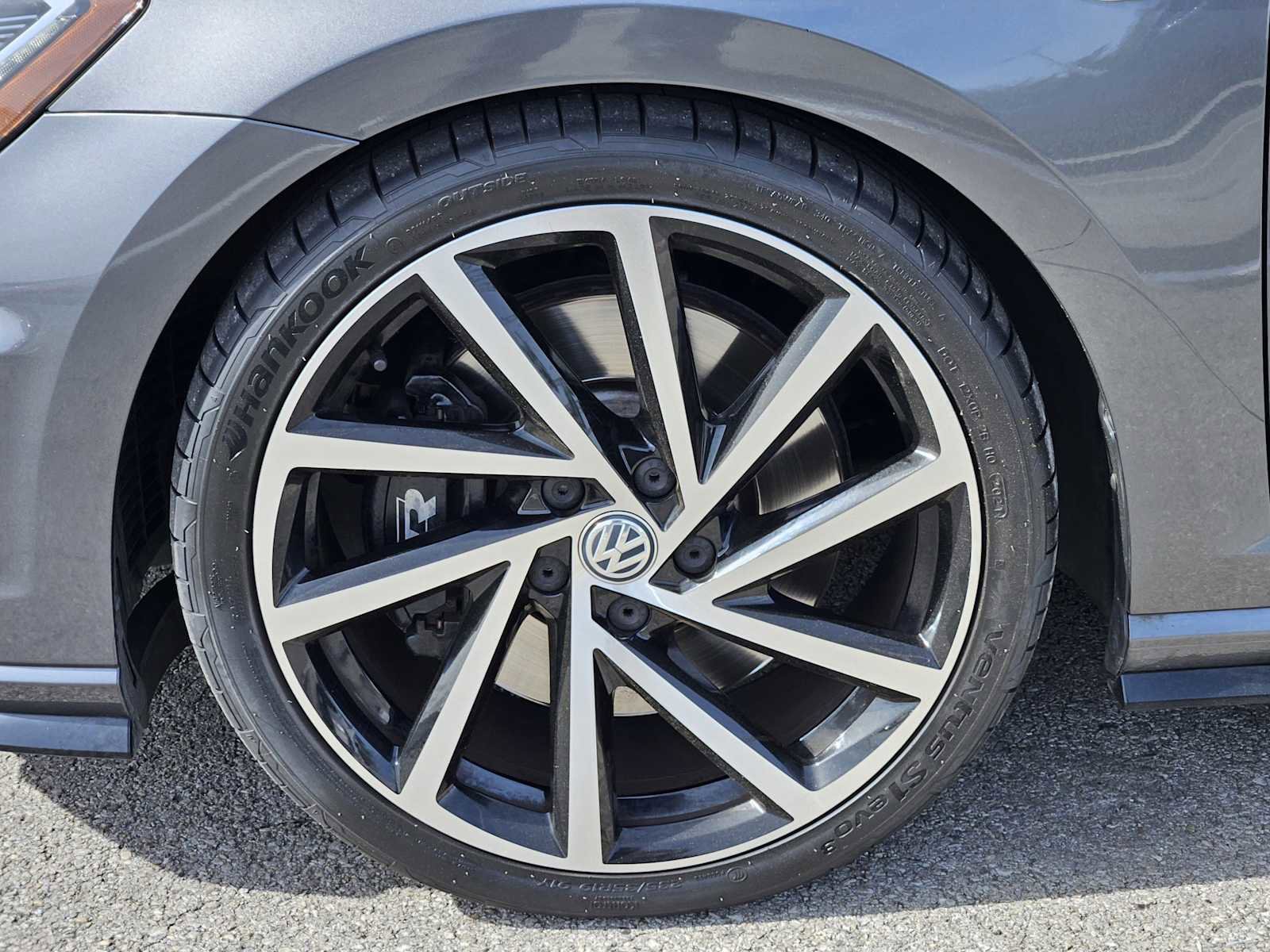 Used 2019 Volkswagen Golf R 4-Door image 9