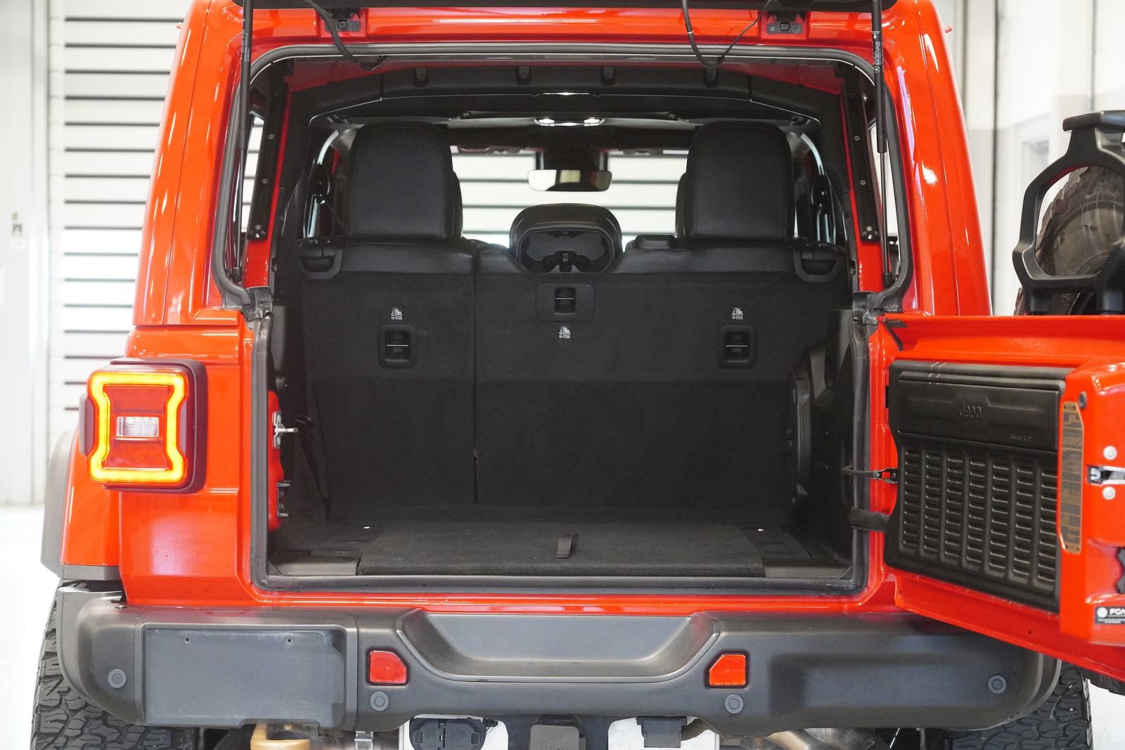 Used 2023 Jeep Wrangler Unlimited Rubicon 392 w/ Xtreme Recon 35" Tire Package AWD/4WD image 28