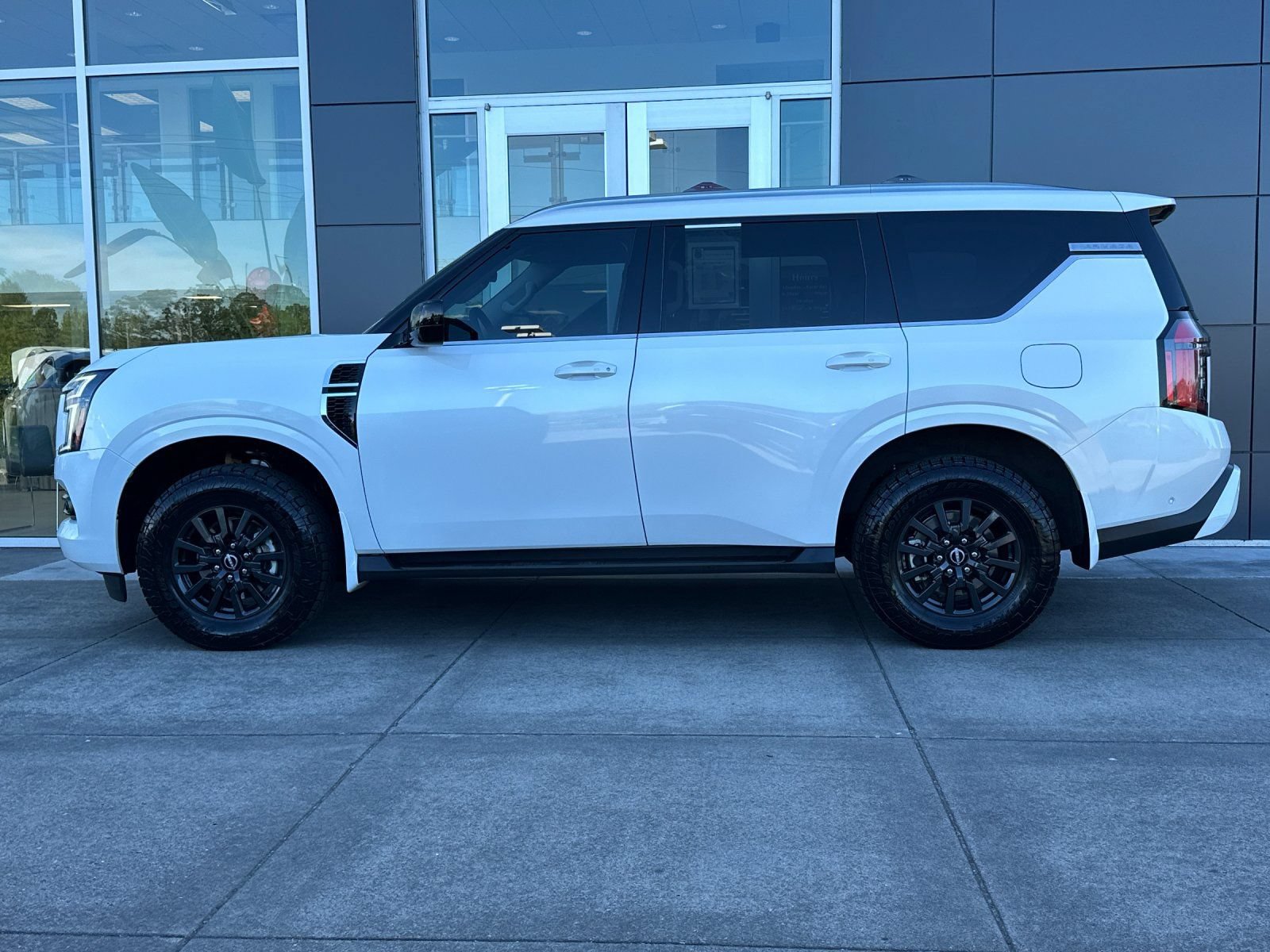 Used 2025 Nissan Armada SV AWD/4WD image 6