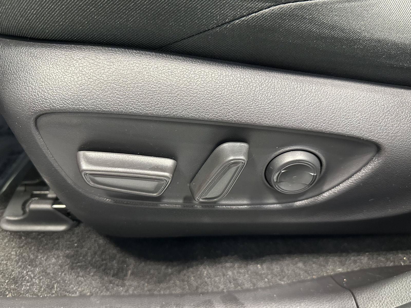 Used 2023 Toyota RAV4 SE w/ Convenience Package AWD/4WD image 14