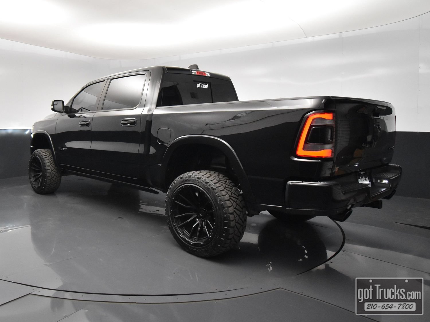Used 2020 RAM 1500 Limited w/ Black Appearance Package AWD/4WD image 5