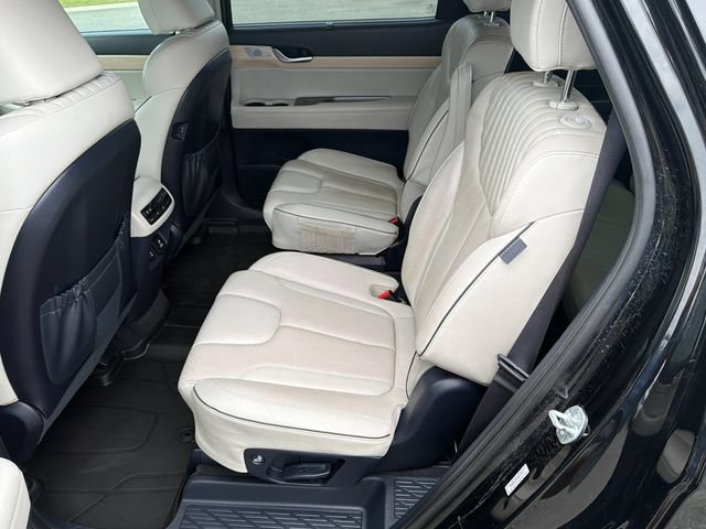 Used 2023 Hyundai Palisade Limited w/ Winter Package FWD image 19