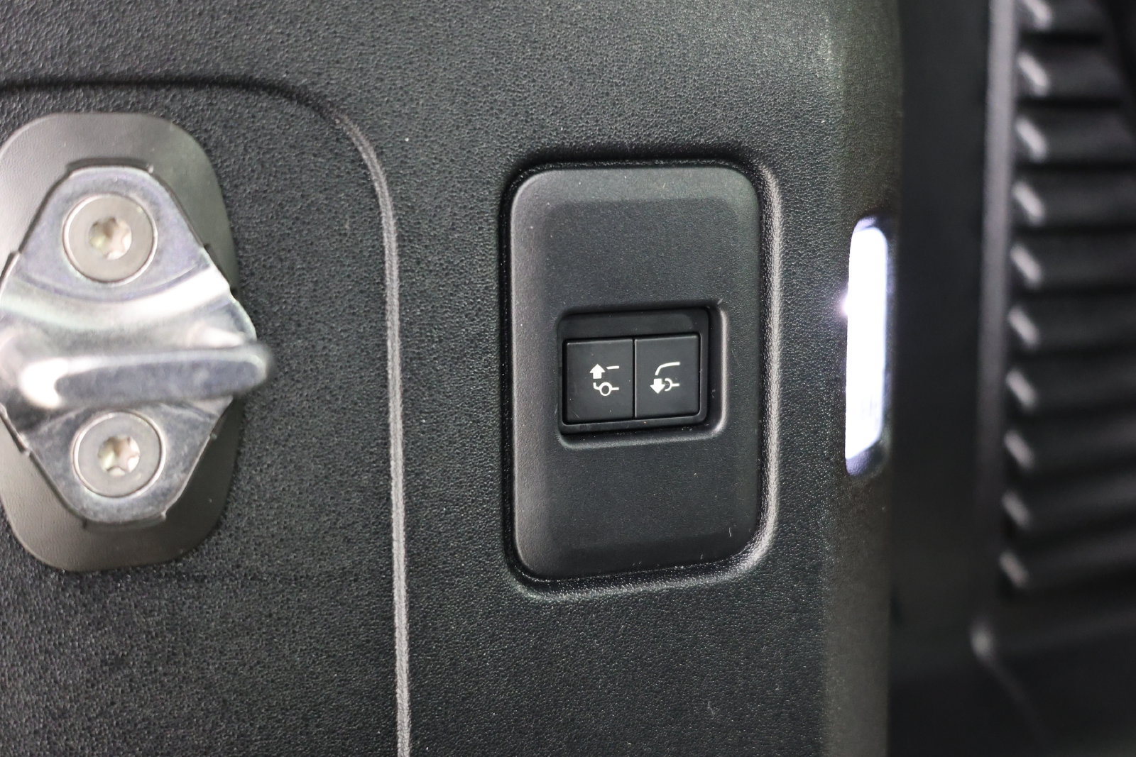 Used 2023 Land Rover Defender 90 SE AWD/4WD image 33