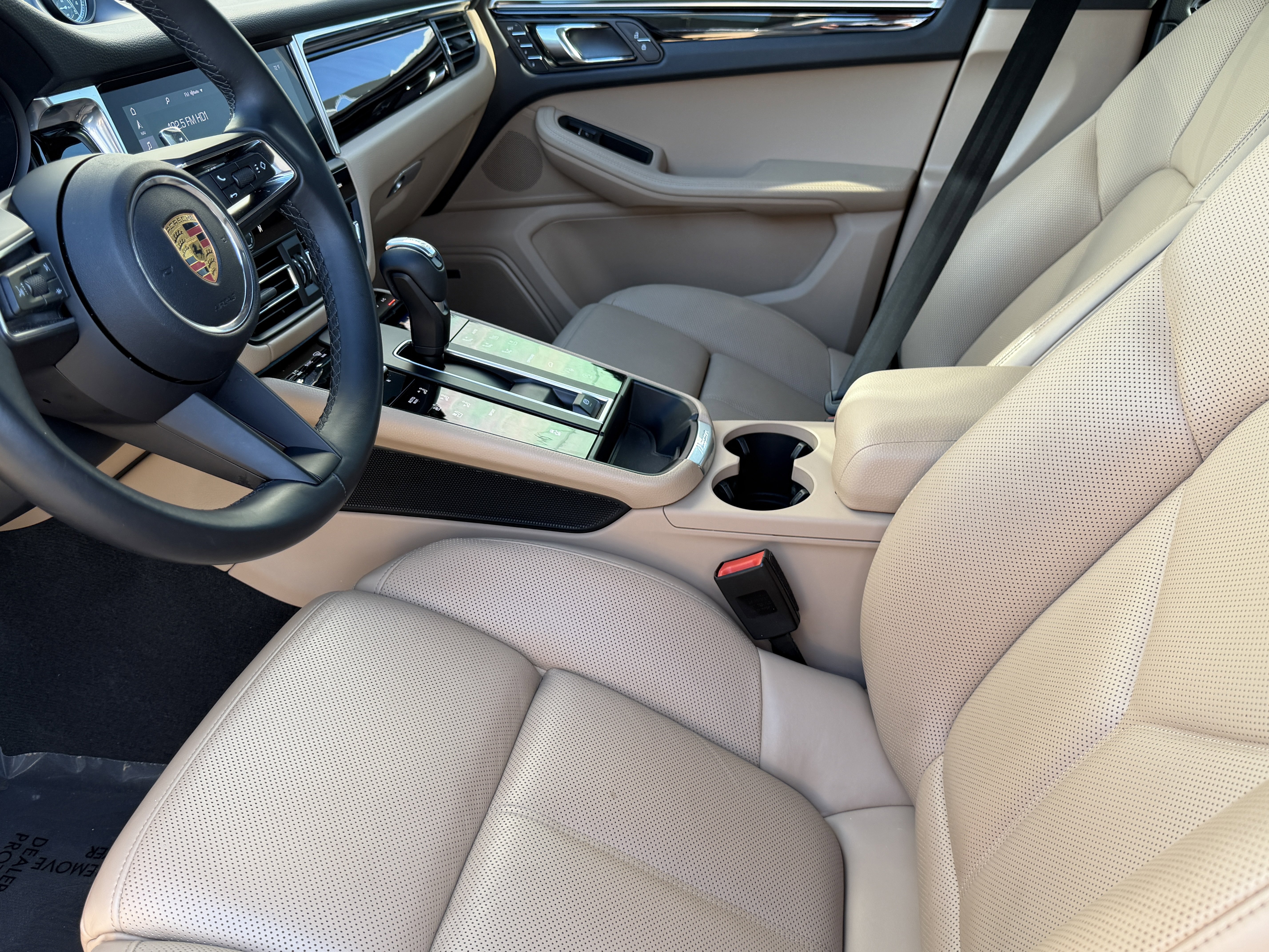 Certified 2022 Porsche Macan image 4