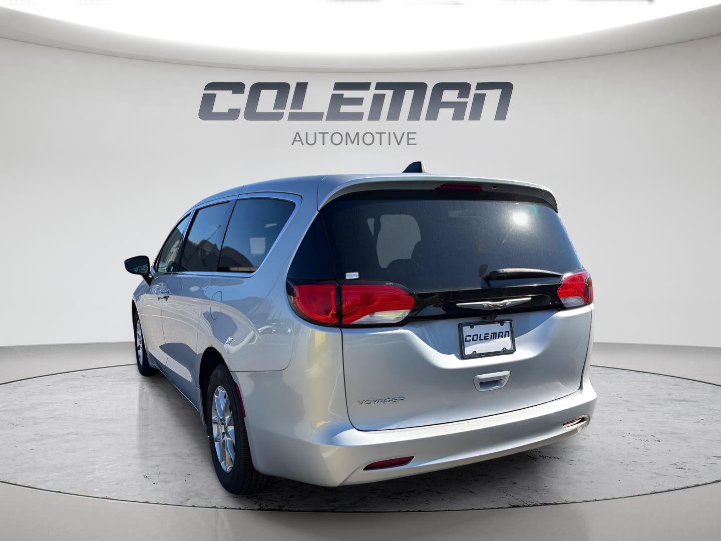 Used 2023 Chrysler Voyager LX FWD image 4