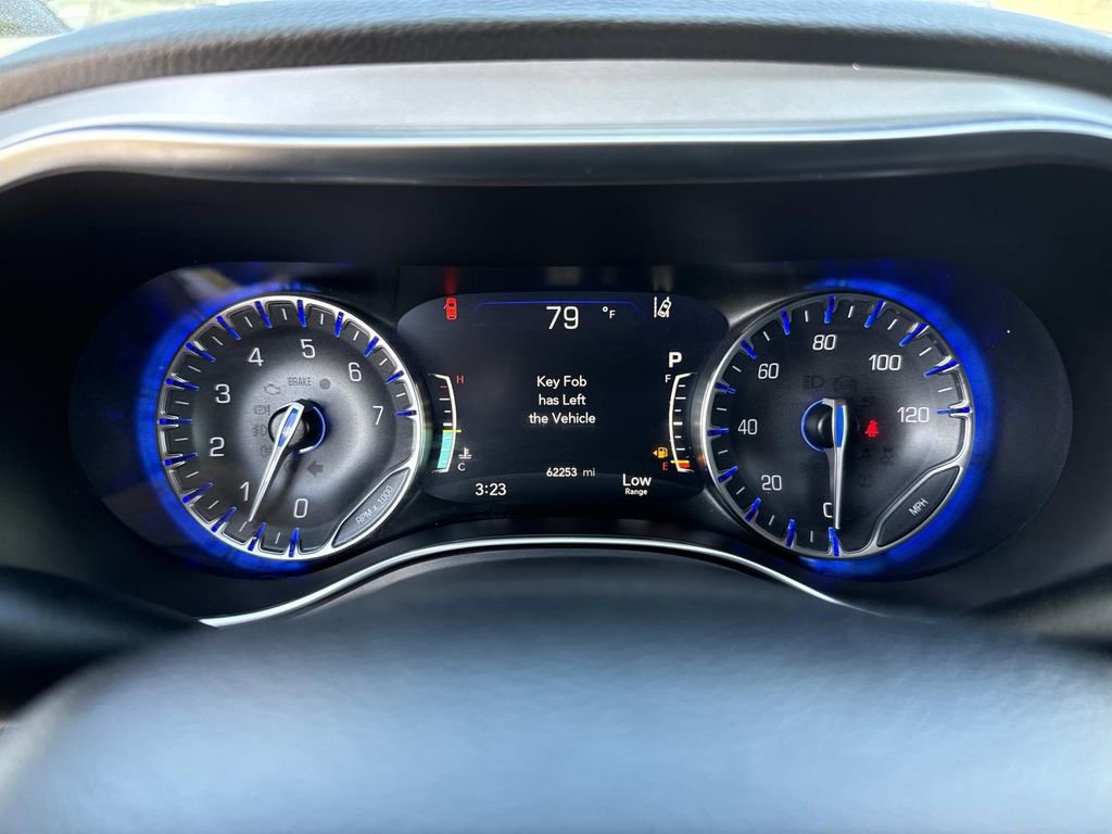 Used 2025 Chrysler Pacifica Limited image 36