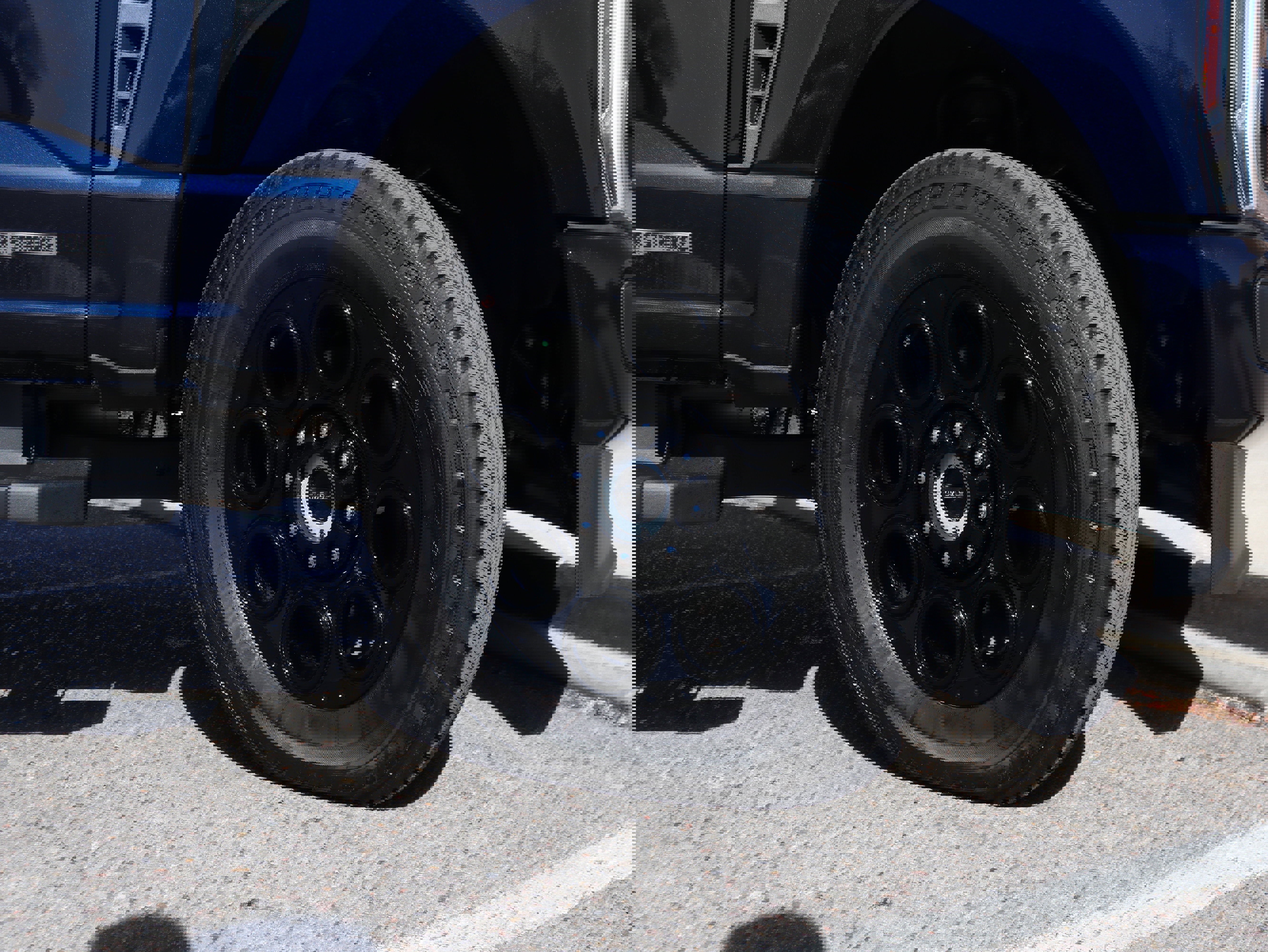 New 2025 Ford F250 Lariat w/ Black Appearance Package image 13