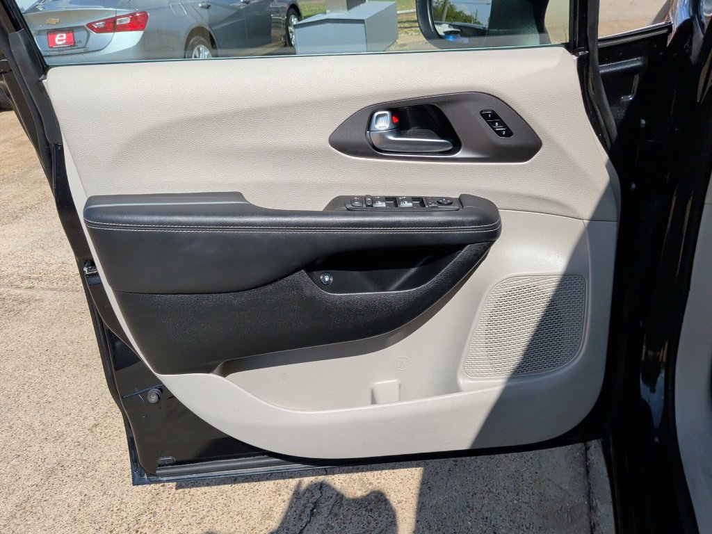 Used 2023 Chrysler Pacifica Touring-L FWD image 10