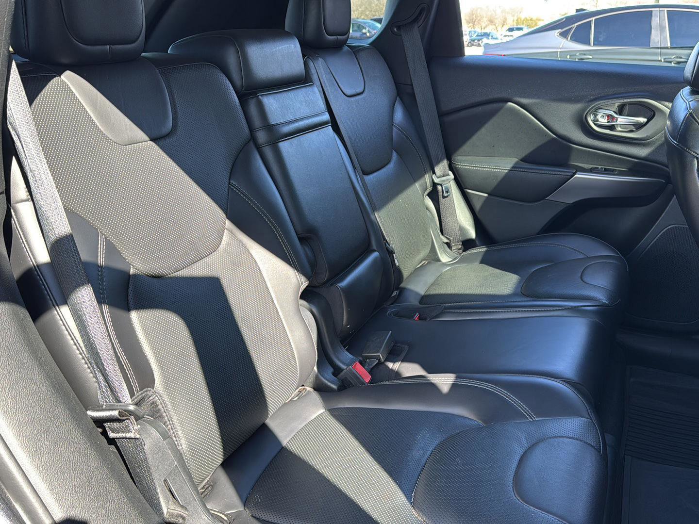 Used 2019 Jeep Cherokee Overland w/ Technology Group image 15