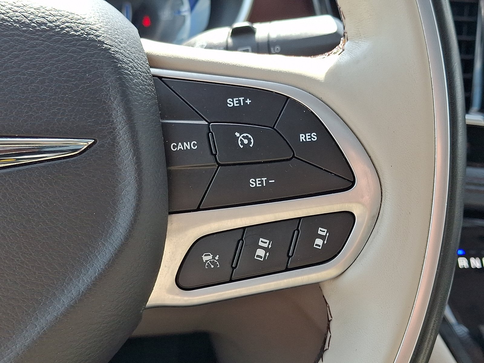 Used 2019 Chrysler Pacifica Limited w/ Advanced Safetytec Group FWD image 28
