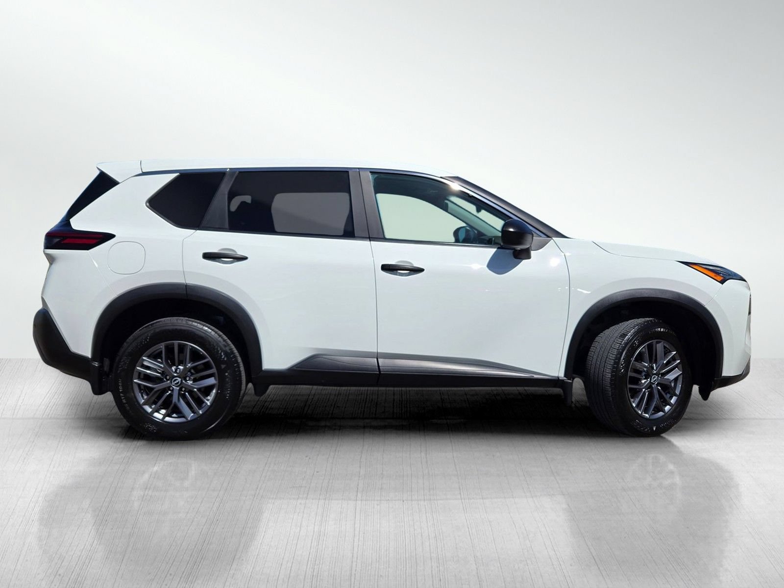 Used 2023 Nissan Rogue S AWD/4WD image 3