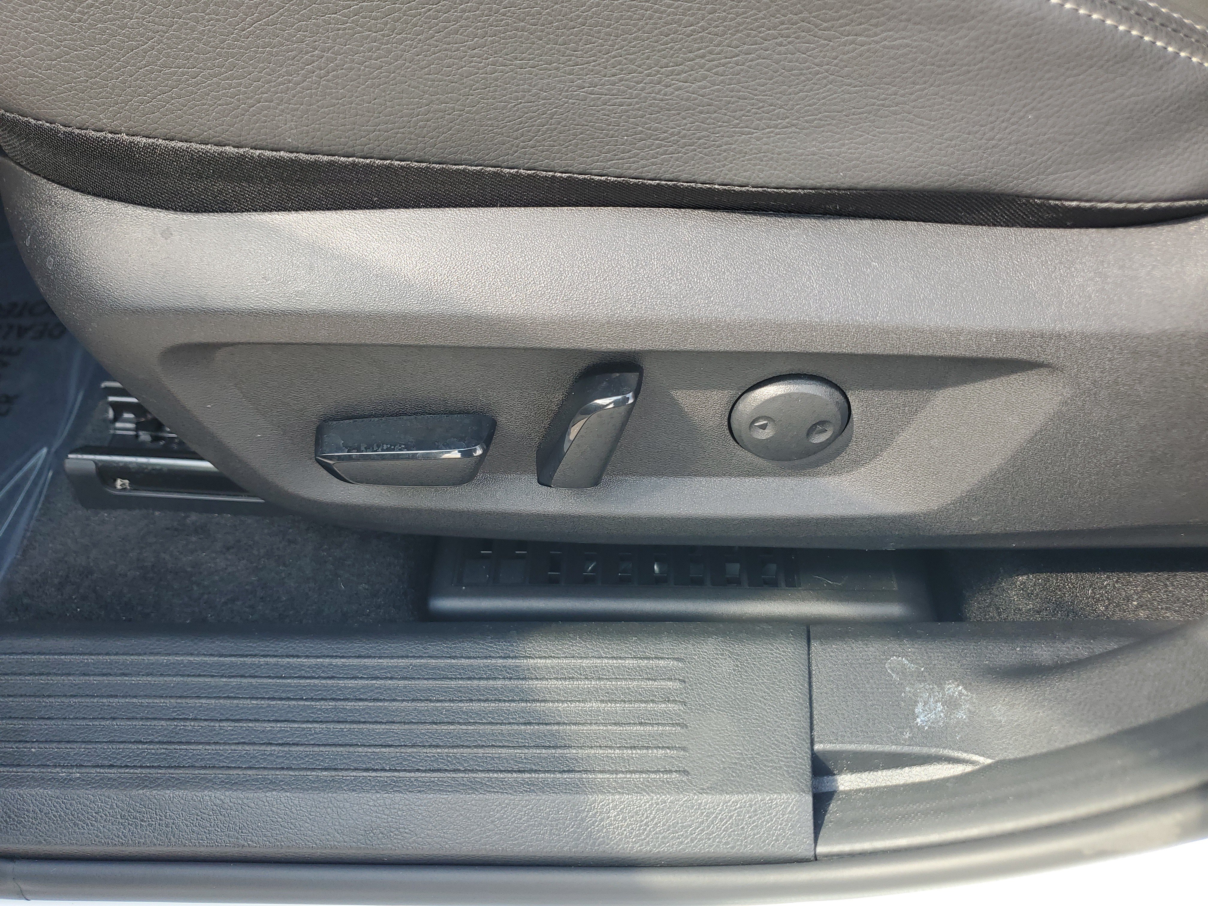 Used 2025 Nissan Rogue SL FWD image 12