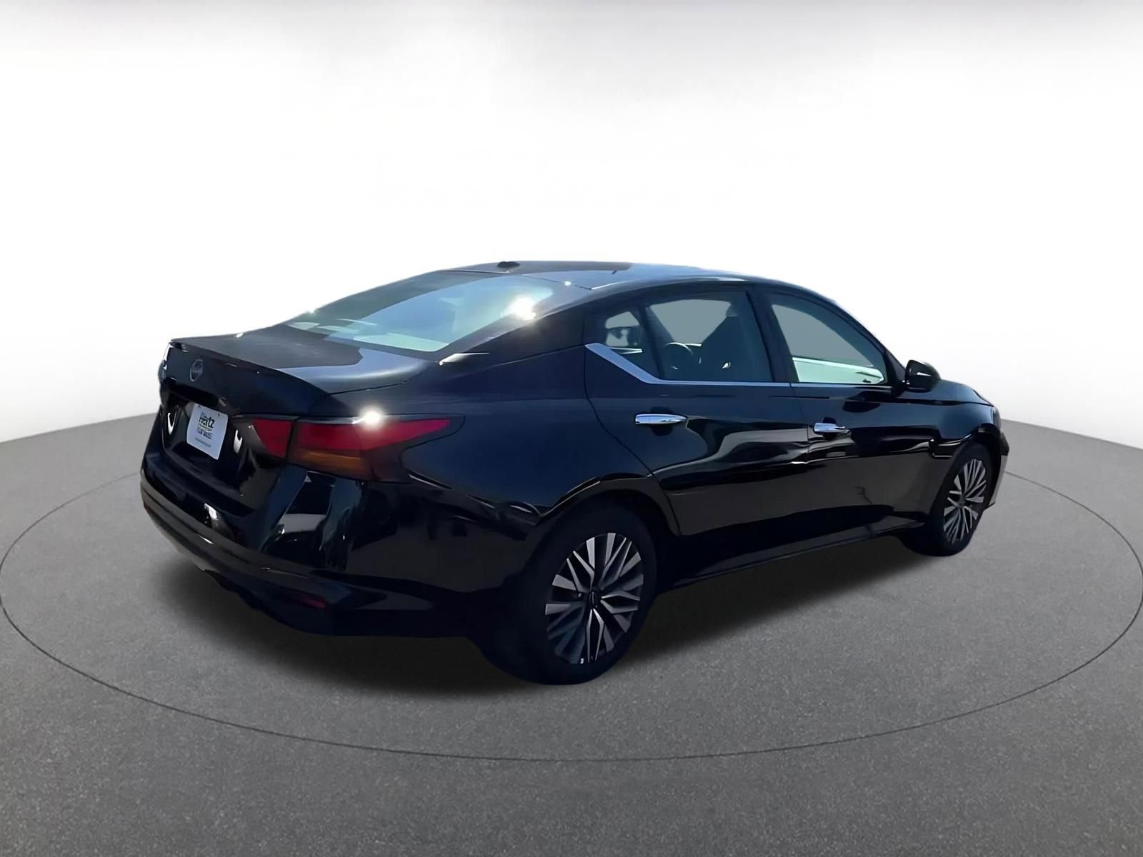 Used 2025 Nissan Altima 2.5 SV FWD image 13