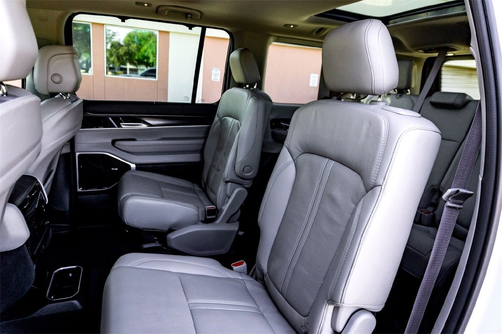 Used 2023 Jeep Wagoneer Series III w/ Premium Group I image 27