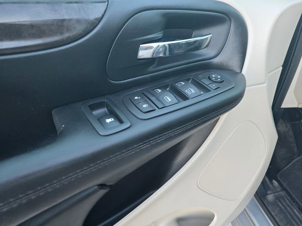 Used 2020 Dodge Grand Caravan SE w/ UConnect Hands-Free Group image 11