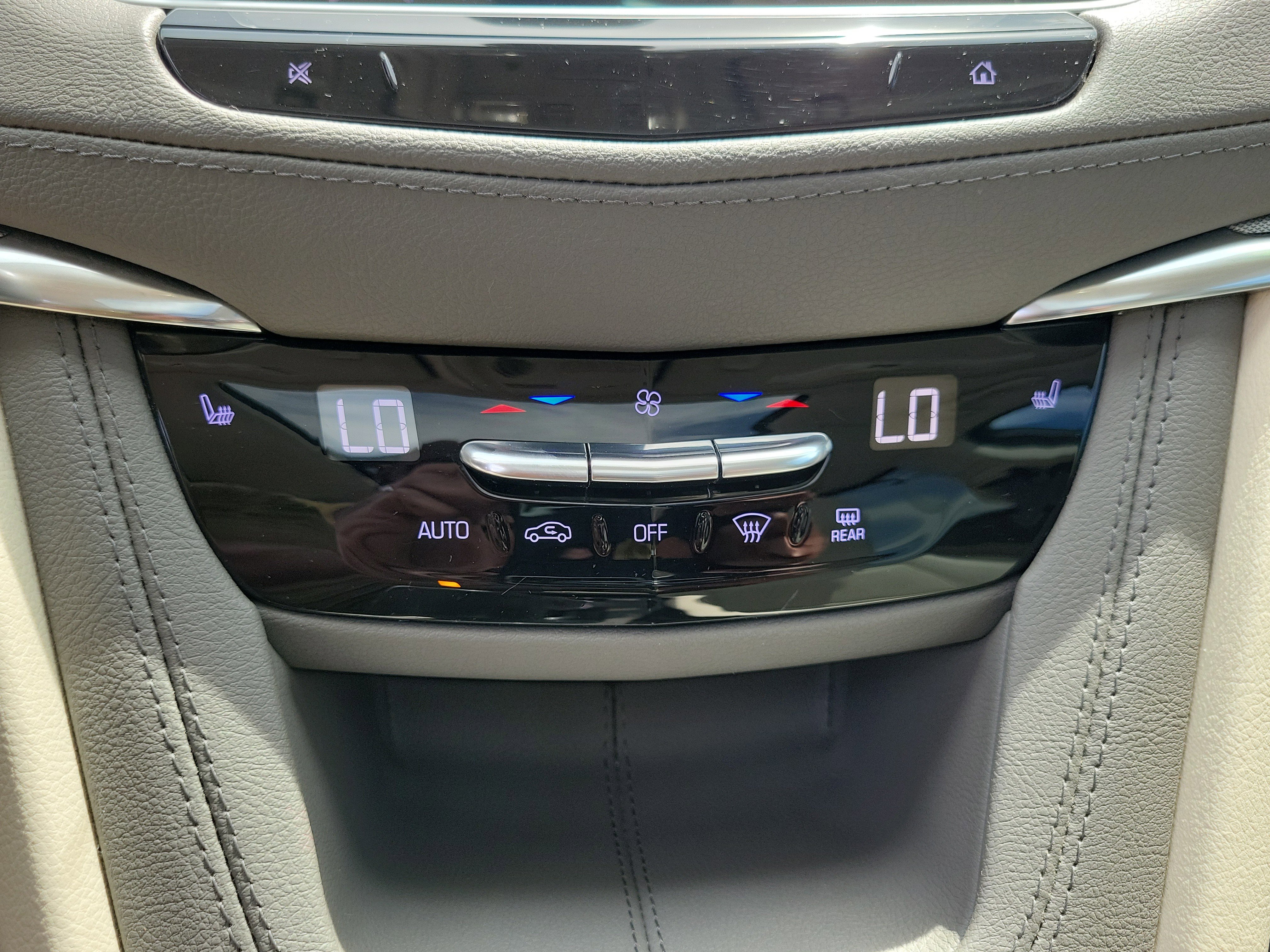 Used 2022 Cadillac XT5 Premium Luxury w/ Technology Package AWD/4WD image 16