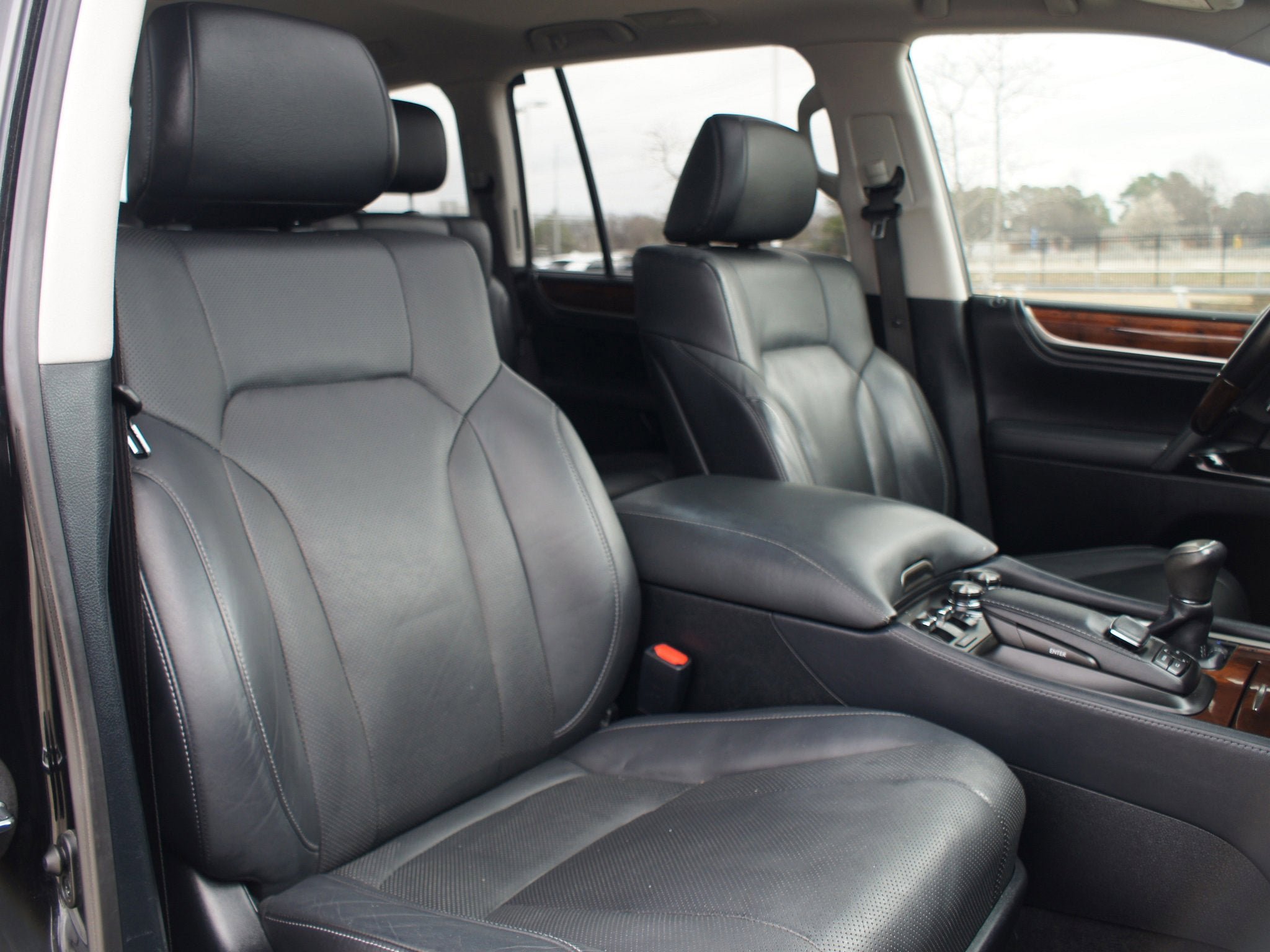 Used 2020 Lexus LX 570 4WD w/ Luxury Package image 23