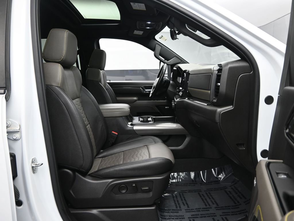 Used 2024 Chevrolet Silverado 2500 ZR2 w/ Technology Package image 32