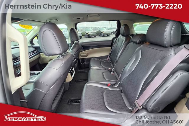 Used 2025 Kia Carnival FWD image 23