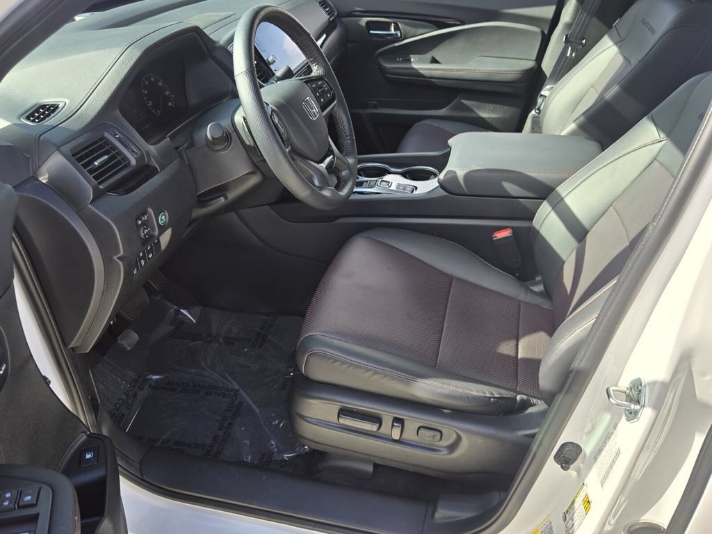Certified 2025 Honda Ridgeline Black Edition image 10