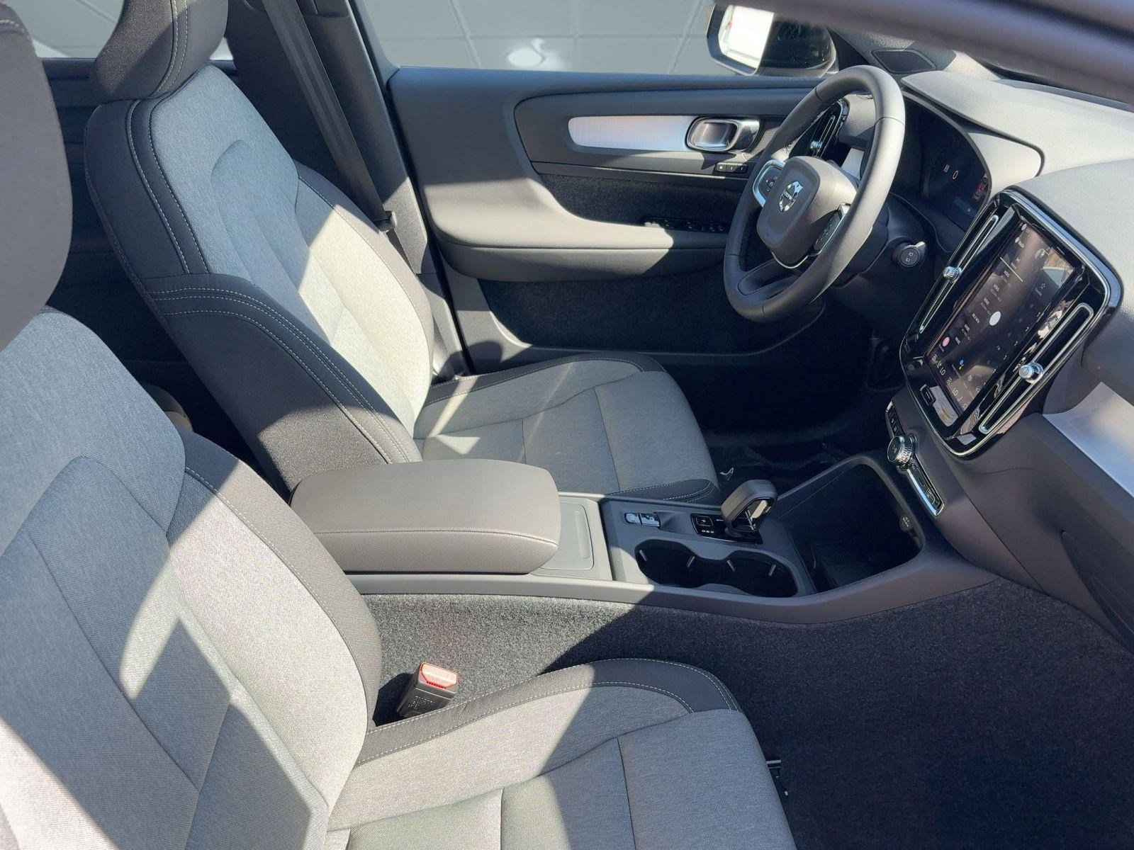 New 2026 Volvo XC40 B4 Core w/ Protection Package image 30