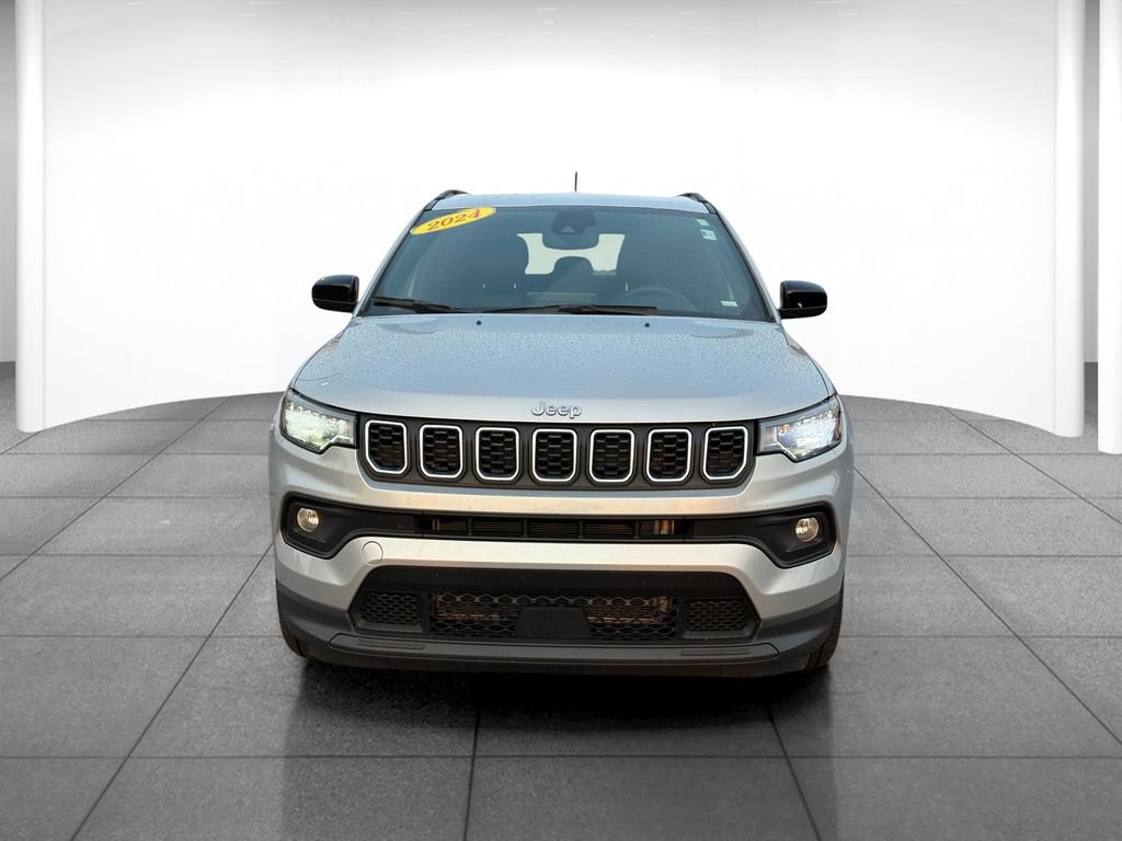 Used 2024 Jeep Compass Latitude AWD/4WD image 2