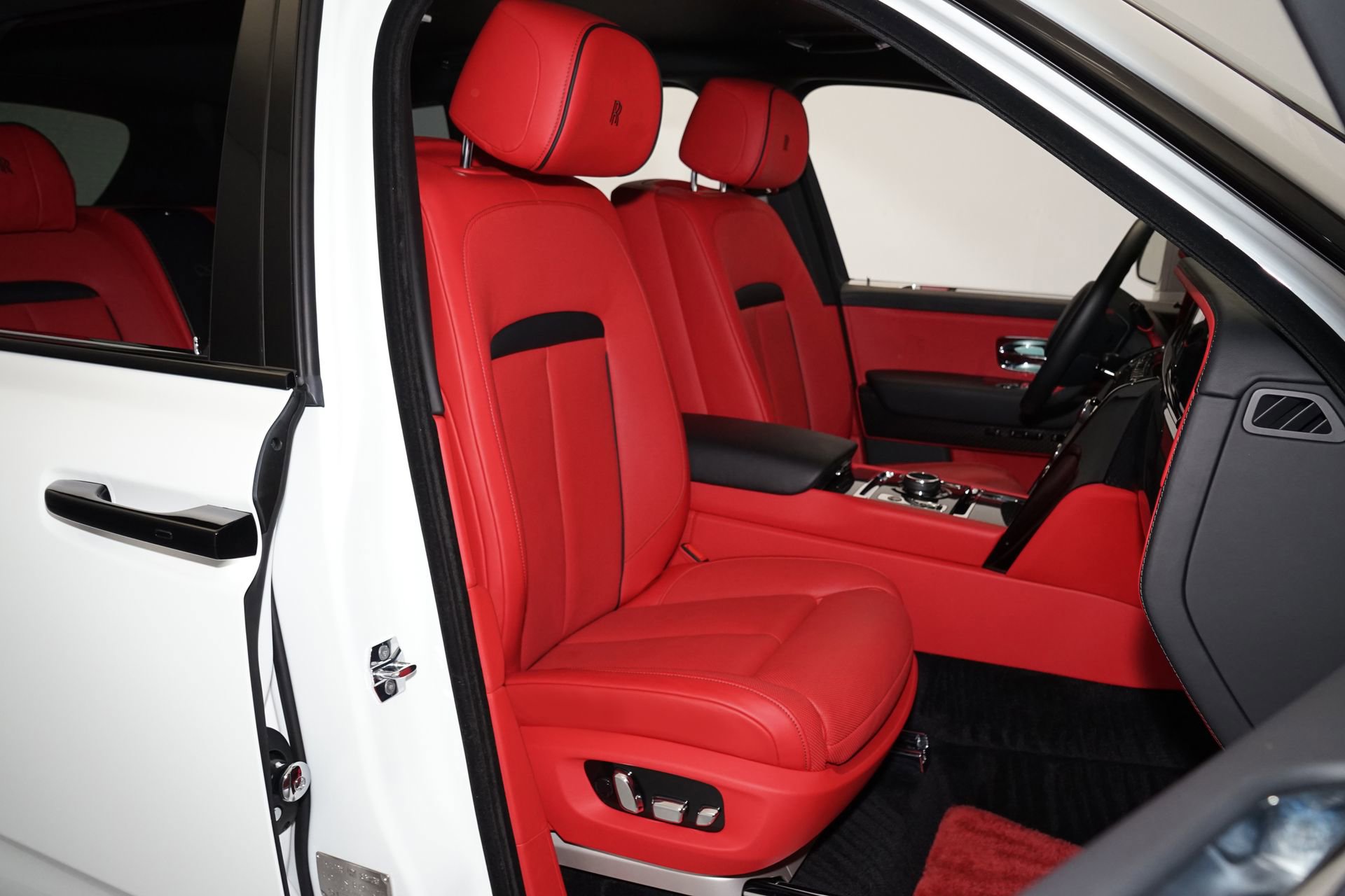 Used 2025 Rolls-Royce Cullinan Black Badge w/ Leather Finishing Pack image 13