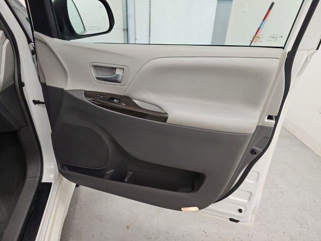 Used 2019 Toyota Sienna XLE w/ XLE Navigation Package image 37