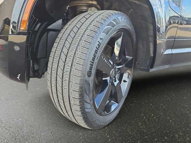 Used 2025 Land Rover Defender 130 X-Dynamic SE image 33