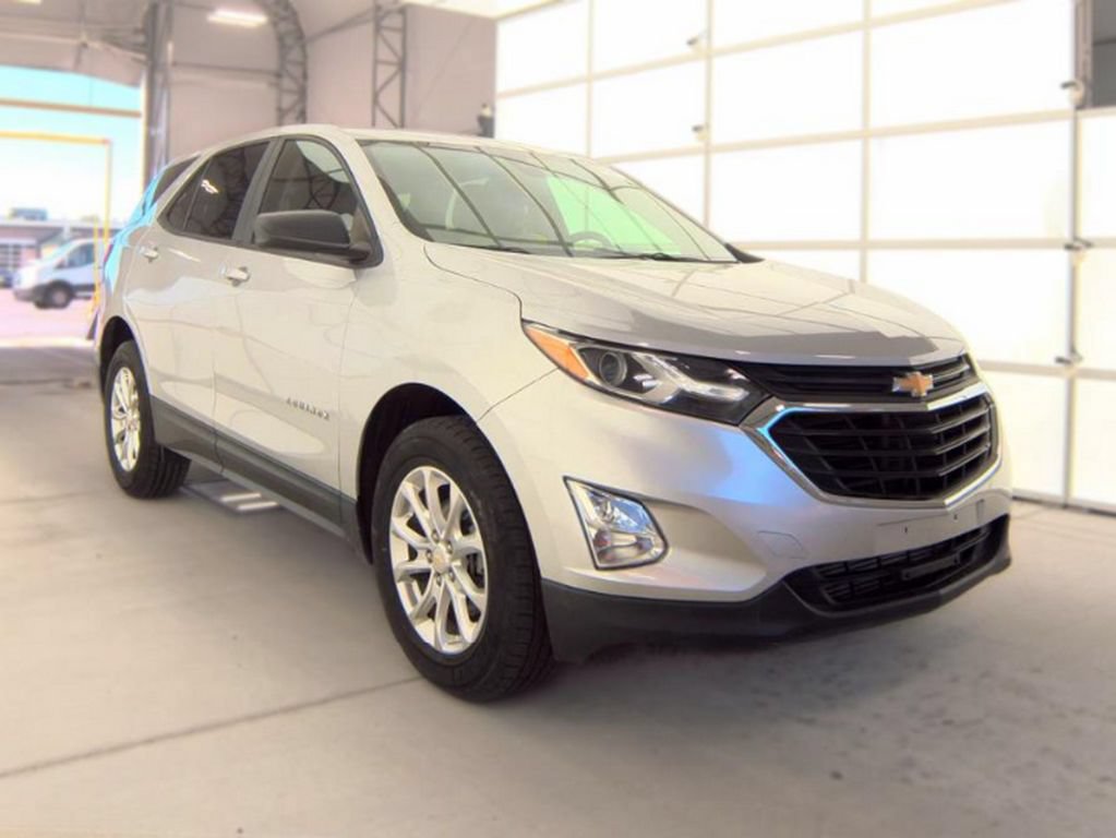 Used 2020 Chevrolet Equinox LS w/ LS Convenience Package FWD image 4