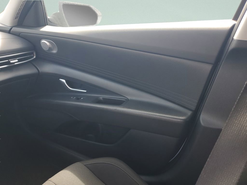 Used 2024 Hyundai Elantra SE image 16