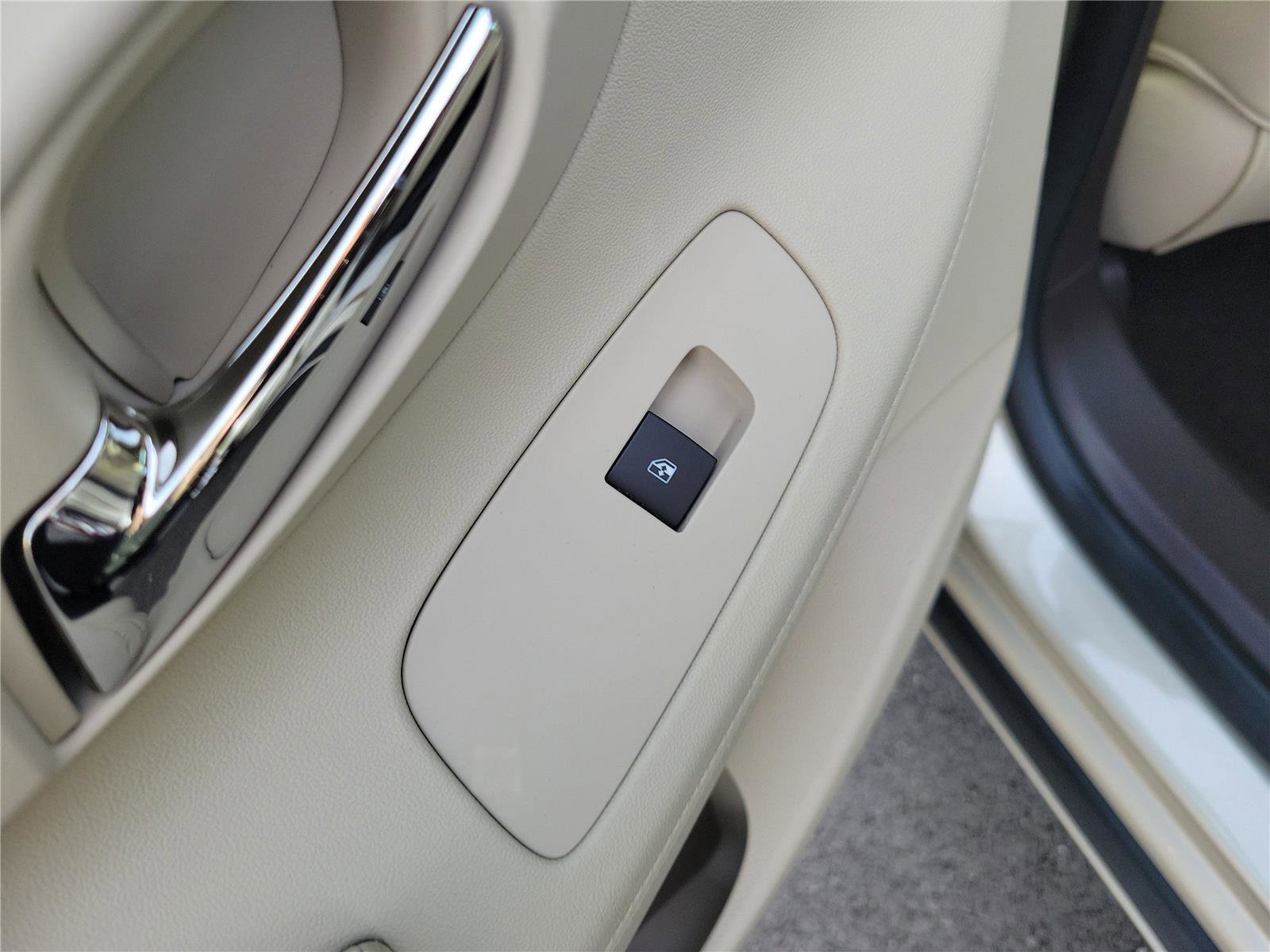 Used 2015 Buick LaCrosse image 16