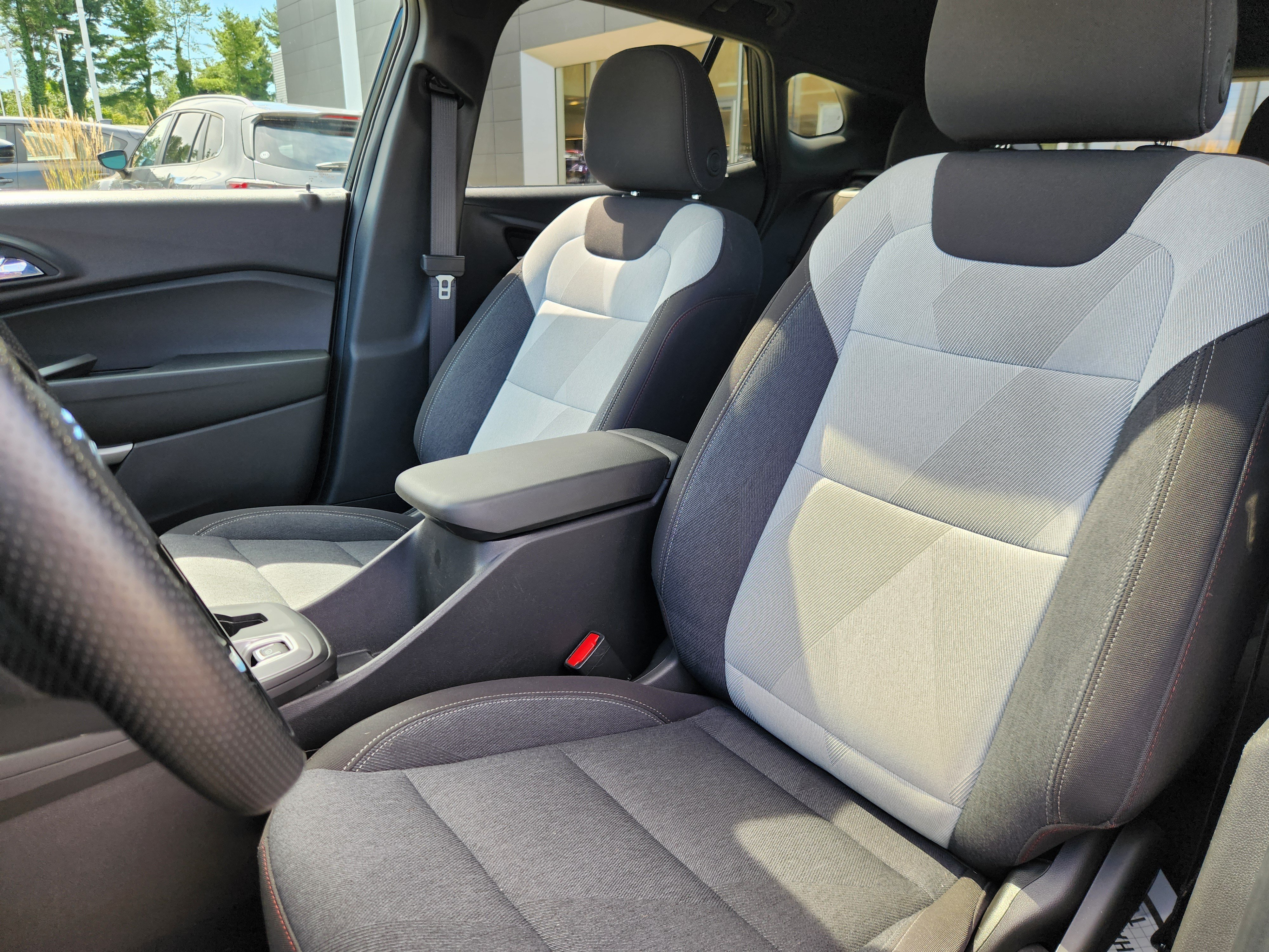 Used 2024 Chevrolet Trax RS w/ Sunroof Package FWD image 7