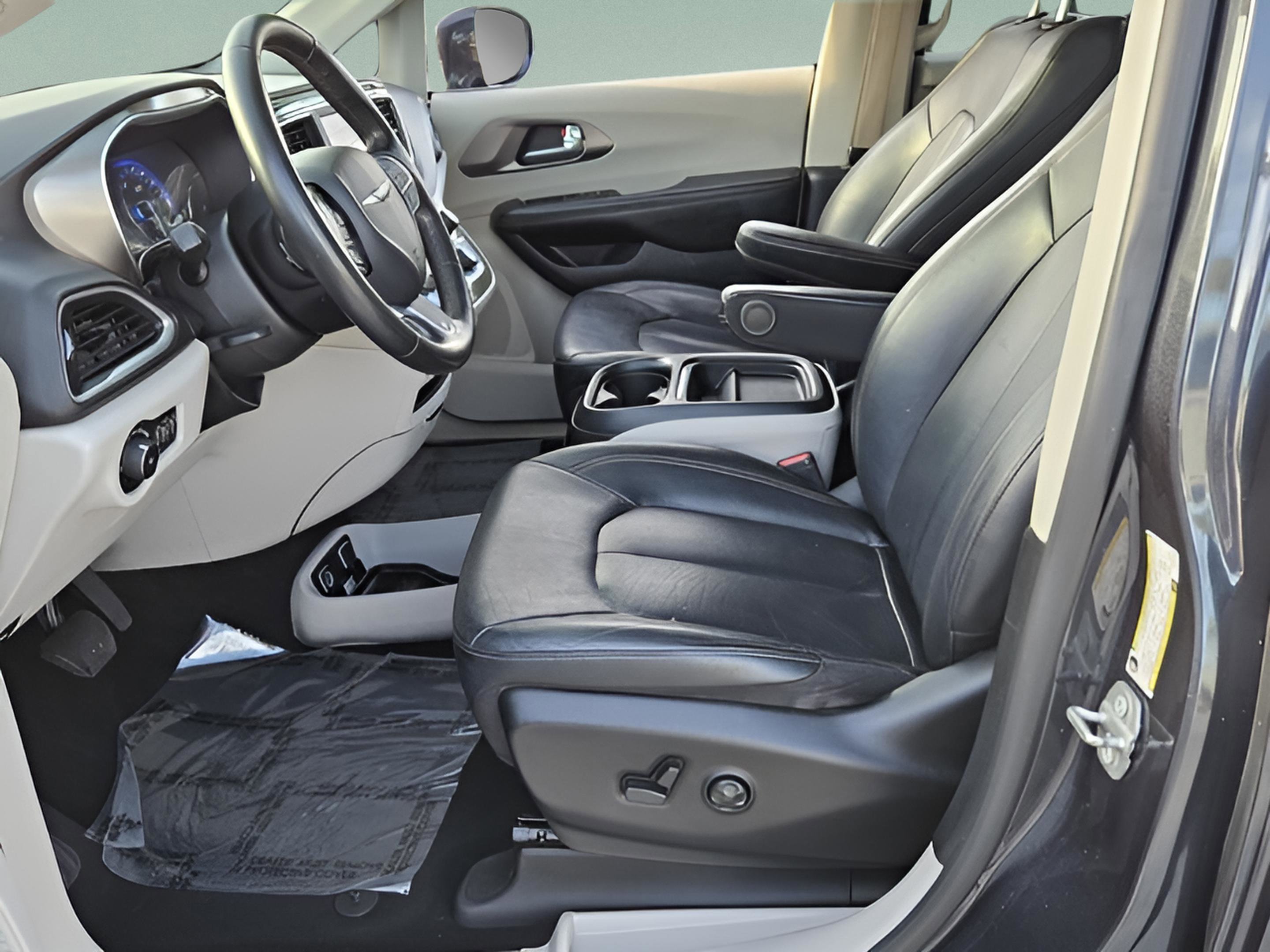 Used 2020 Chrysler Pacifica Touring-L image 8