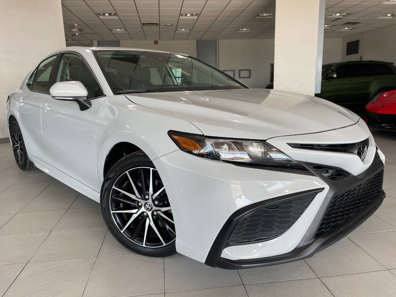 Used 2024 Toyota Camry SE image 1