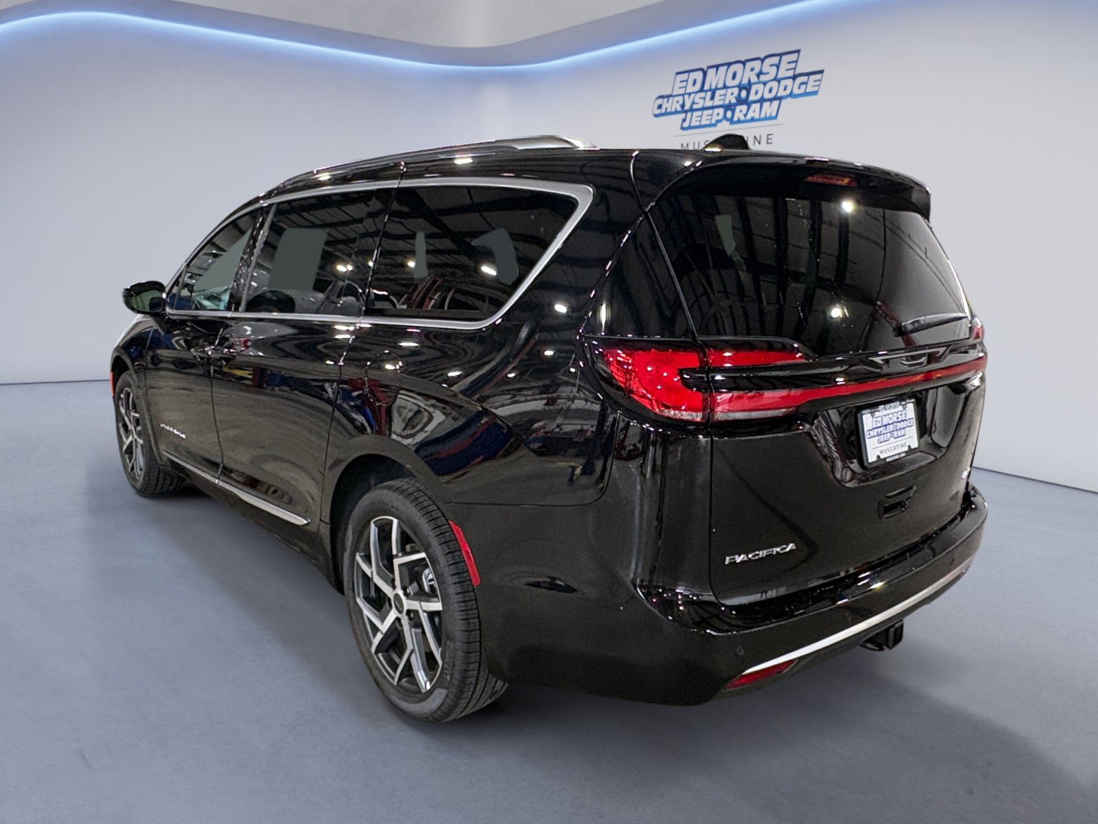 New 2027 Chrysler Pacifica Pinnacle w/ Theater Group AWD/4WD image 3