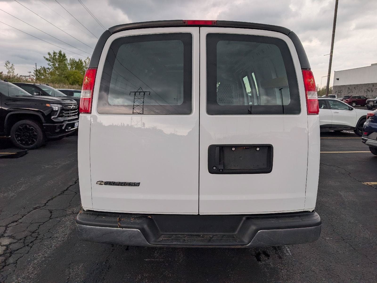Used 2018 Chevrolet Express 2500 w/ Driver Convenience Package RWD image 6