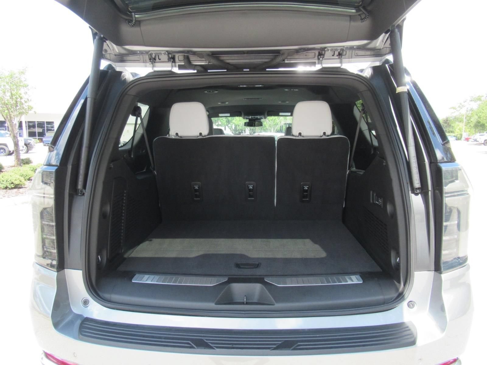 Used 2026 Chevrolet Suburban Premier AWD/4WD image 38